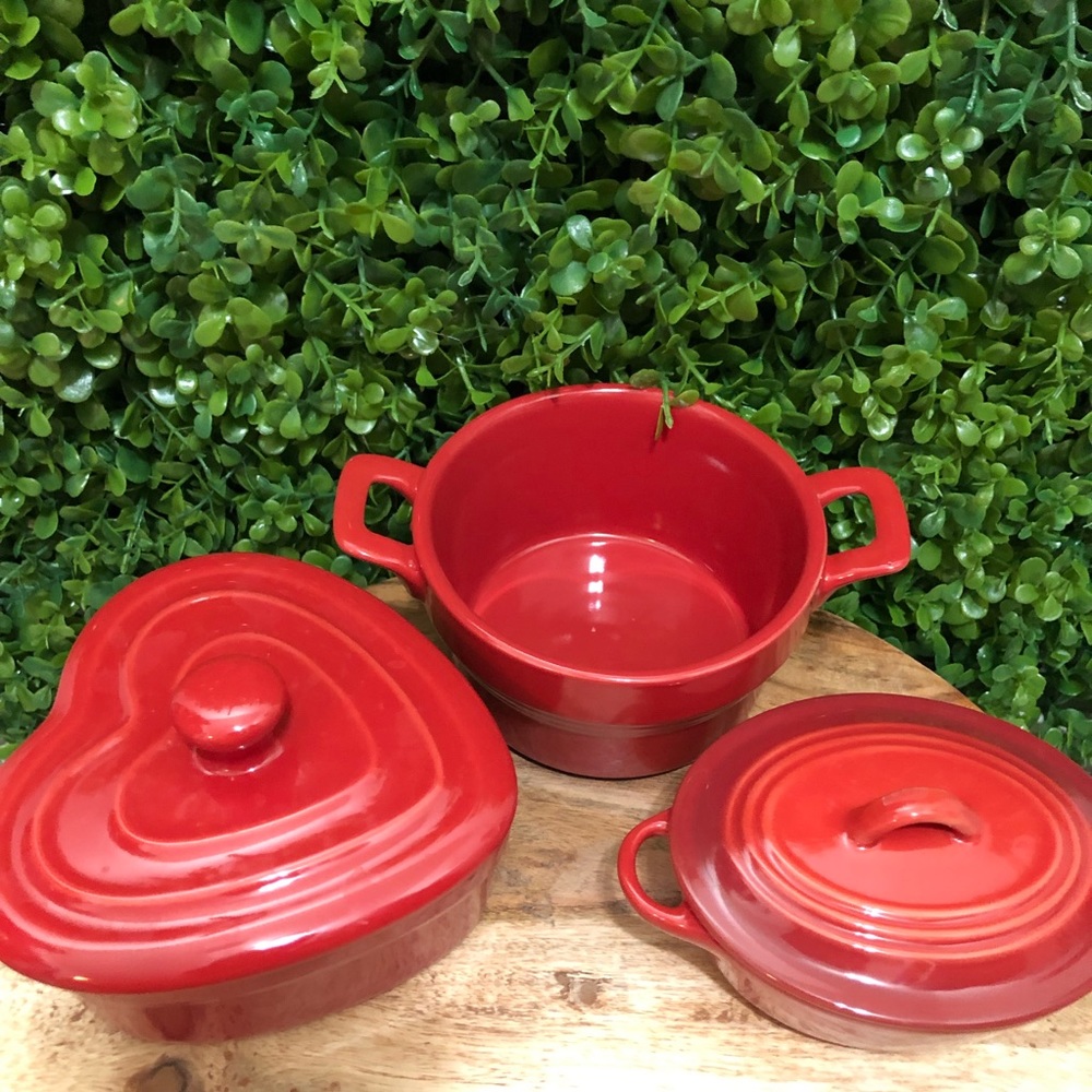 Bundle of three ceramic red dishes